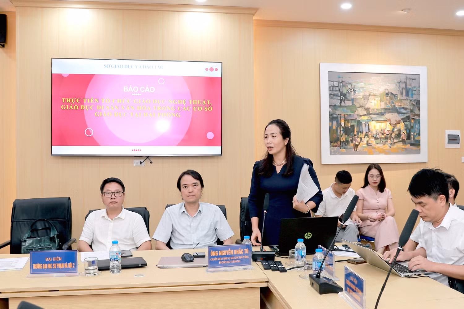 Cô Thanh Thủy - đại diện Sở Giáo dục và Đào tạo Hải Phòng chia sẻ thực tiễn tổ chức giáo dục nghệ thuật, giáo dục di sản văn hóa trong các cơ sở giáo dục tại địa phương. Ảnh: NTCC