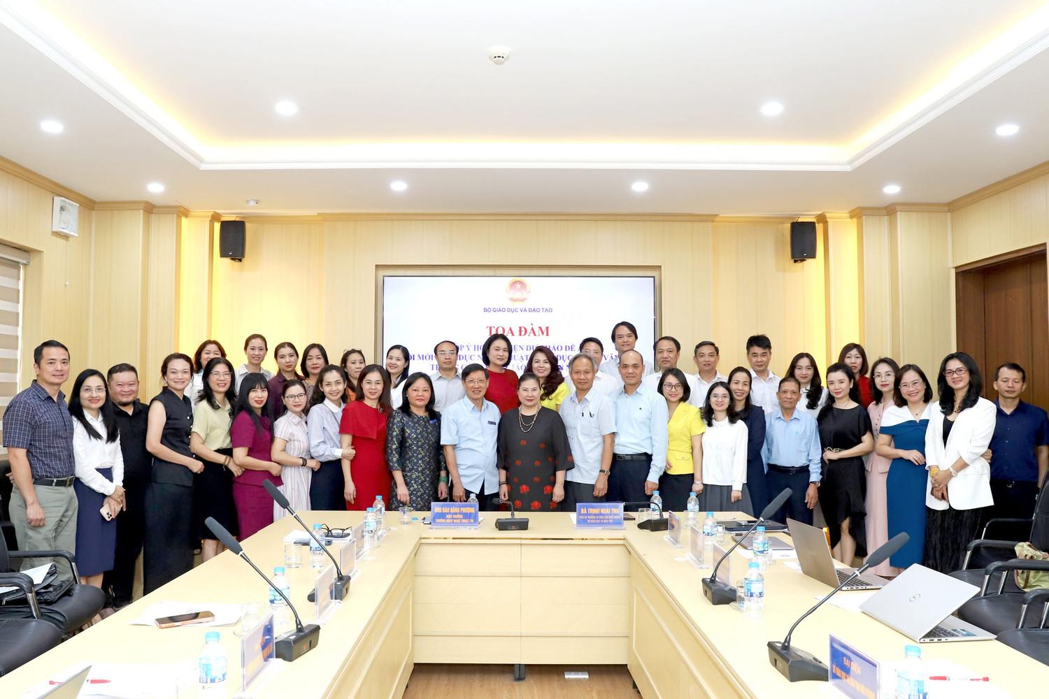 Các đại biểu tham dự Tọa đàm chụp ảnh lưu niệm tại Trường Đại học Sư phạm Nghệ thuật Trung ương. Ảnh: NTCC