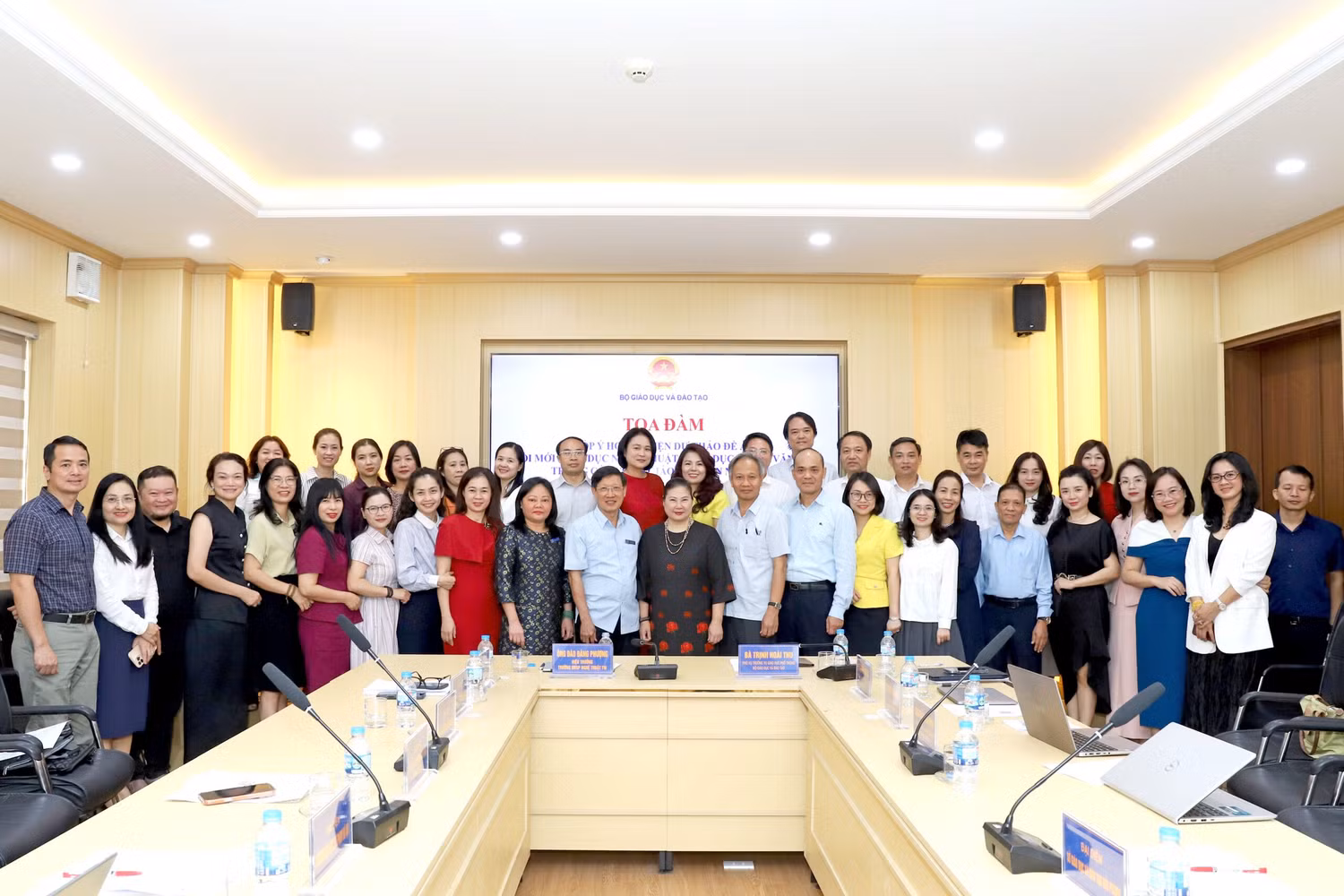 Các đại biểu tham dự Tọa đàm chụp ảnh lưu niệm tại Trường Đại học Sư phạm Nghệ thuật Trung ương. Ảnh: NTCC
