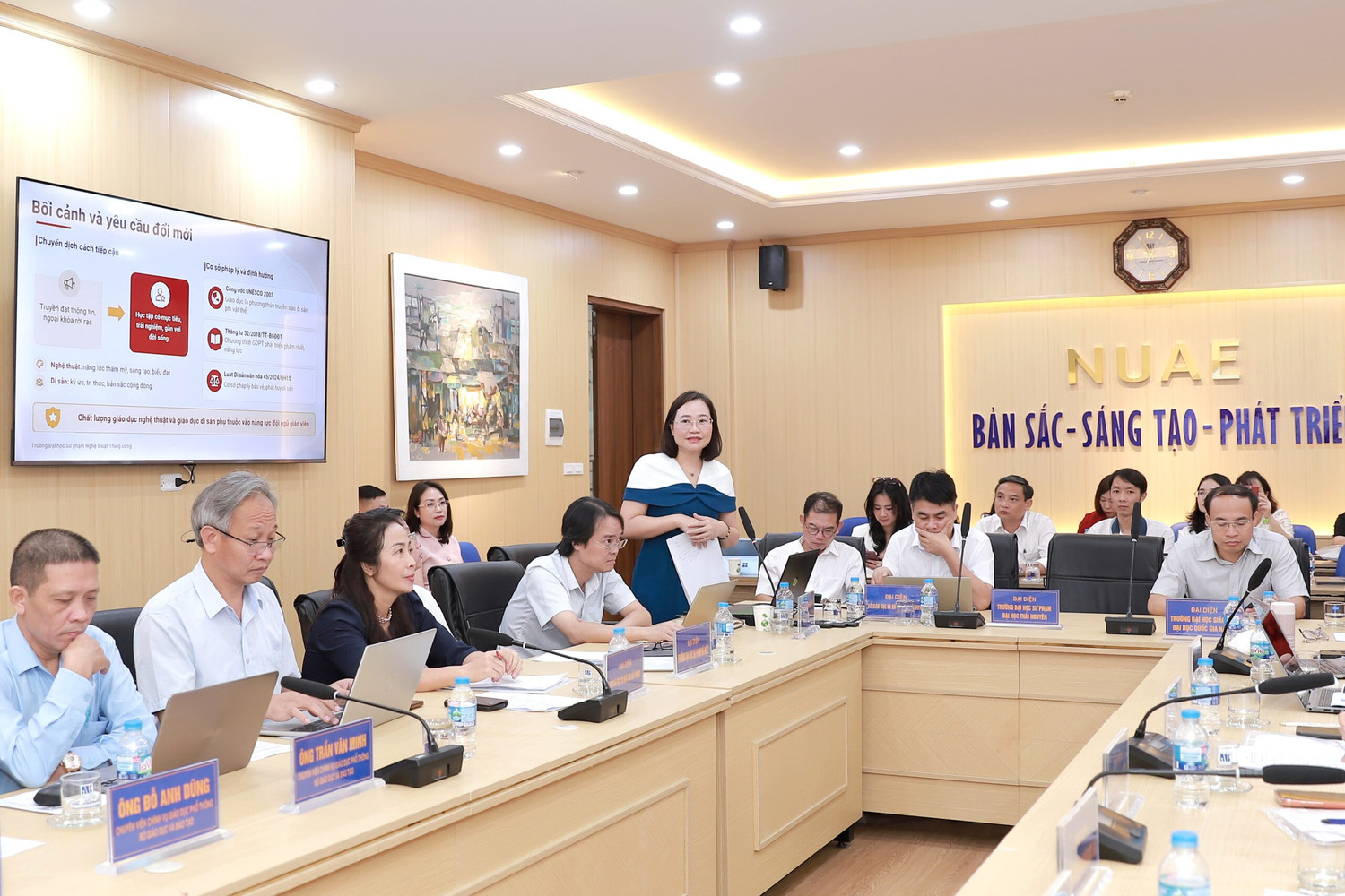 Phó Giáo sư, Tiến sĩ Nguyễn Thị Phương Thảo – Trưởng khoa Công nghiệp Văn hóa và Sáng tạo, Trường Đại học Sư phạm Nghệ thuật Trung ương trình bày về công tác đào tạo, bồi dưỡng giáo viên đáp ứng yêu cầu đổi mới giáo dục nghệ thuật và giáo dục di sản văn hóa. Ảnh: NTCC