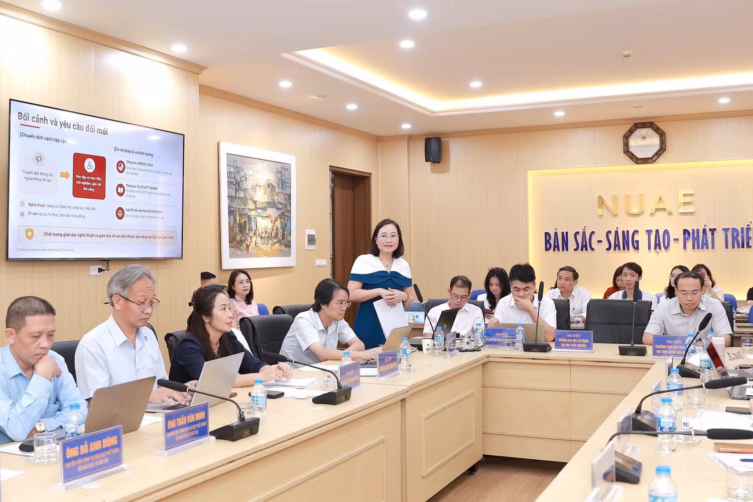Phó Giáo sư, Tiến sĩ Nguyễn Thị Phương Thảo – Trưởng khoa Công nghiệp Văn hóa và Sáng tạo, Trường Đại học Sư phạm Nghệ thuật Trung ương trình bày về công tác đào tạo, bồi dưỡng giáo viên đáp ứng yêu cầu đổi mới giáo dục nghệ thuật và giáo dục di sản văn hóa. Ảnh: NTCC