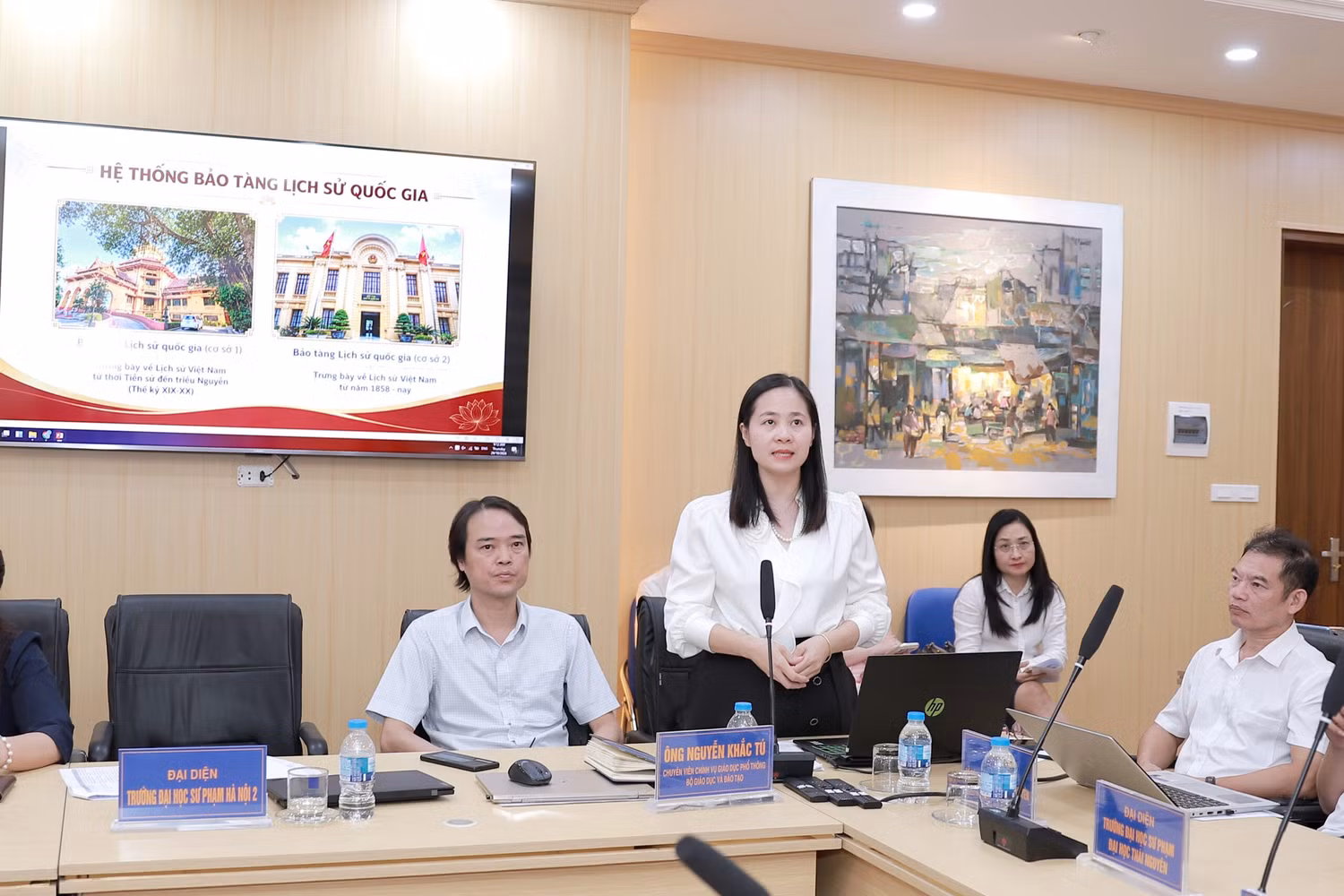 Thạc sĩ Nguyễn Thị Ngọc Anh Phòng Giáo dục, Truyền thông, Bảo tàng Lịch sử Quốc gia chia sẻ về phối hợp giữa bảo tàng, khu di tích và các cơ sở giáo dục trong công tác giáo dục di sản văn hóa cho học sinh. Ảnh: NTCC
