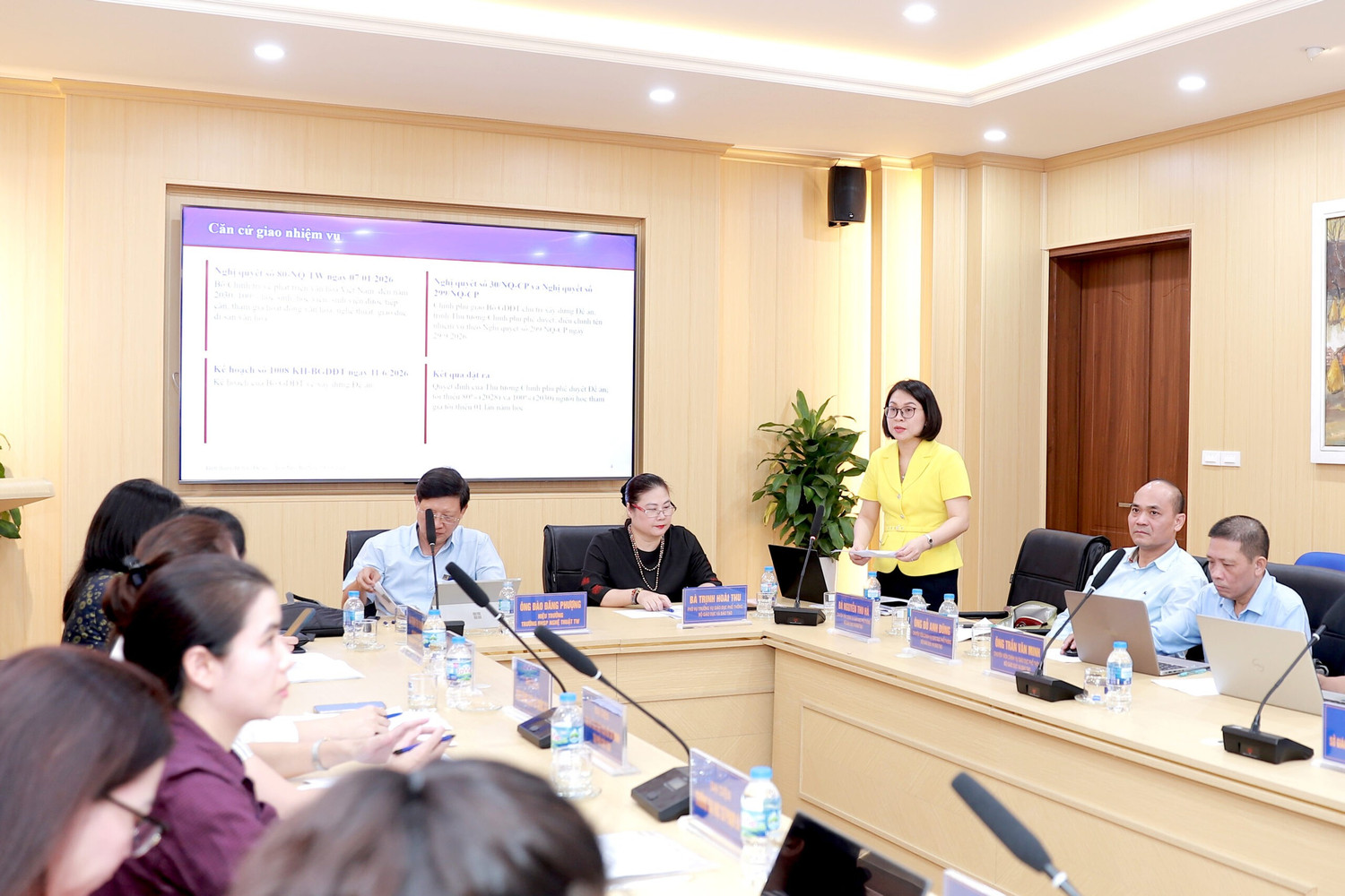 Tiến sĩ Nguyễn Thu Hà - chuyên viên chính Vụ Giáo dục Phổ thông, Bộ Giáo dục và Đào tạo trình bày báo cáo về quá trình xây dựng, mục tiêu và các nhiệm vụ trọng tâm của Đề án. Ảnh: NTCC