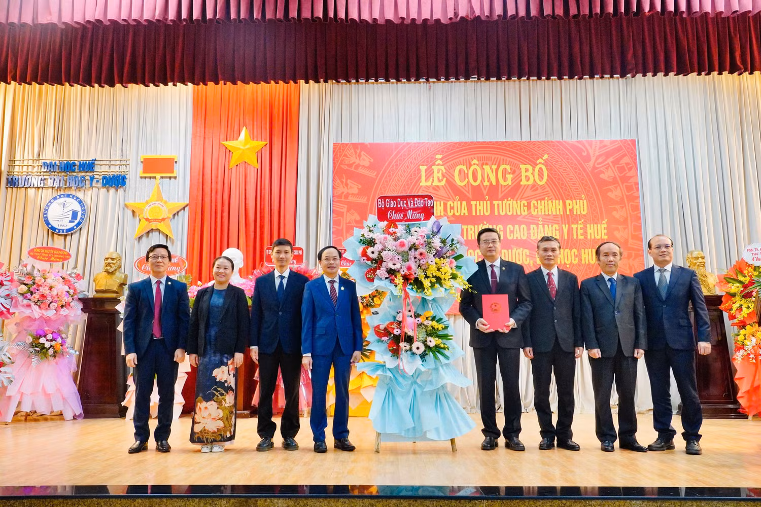 Lãnh đạo Bộ Giáo dục và Đào tạo trao quyết định của Thủ tướng Chính phủ về việc sáp nhập Trường Cao đẳng Y tế Huế vào Trường Đại học Y - Dược, Đại học Huế. Ảnh: Website nhà trường
