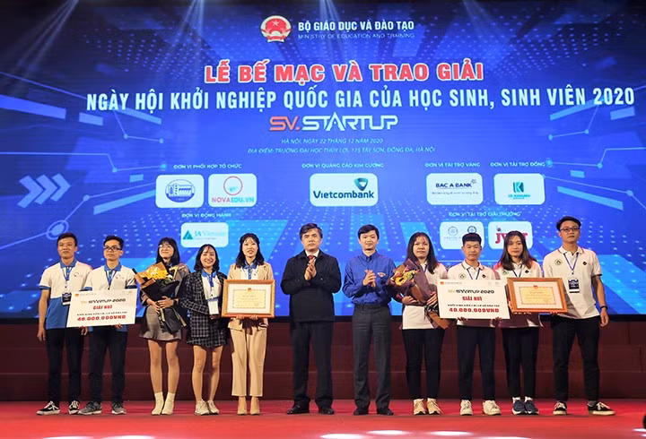 Đại diện Bộ Giáo dục và Đào tạo và Trung ương Đoàn Thanh niên Cộng sản Hồ Chí Minh trao Giải Nhì cho "App Caso". Ảnh: Website nhà trường.
