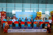 Các đại biểu thực hiện nghi thức cắt băng khai trương đường bay thẳng Nha Trang – Busan của Vietnam Airlines.