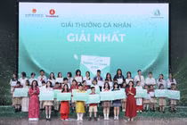 Bà Nguyễn Thị Nhung, Phó Vụ trưởng Vụ Học sinh, sinh viên - Bộ Giáo dục và Đào tạo (trái) và TS. Lê Thái Hà, Giám đốc Điều hành Quỹ Vì tương lai xanh (phải) trao giải Nhất ở các hạng mục tại cuộc thi “Gửi tương lai Xanh 2050” mùa 2. Ảnh: BTC.