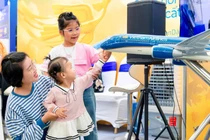 Gian hàng Vietnam Airlines hút khách tham quan tại Hội chợ Mùa thu 2025