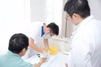 Vinmec Hải Phòng phẫu thuật xuyên đêm nối gân và mạch máu cho bệnh nhân bị cưa máy văng vào người