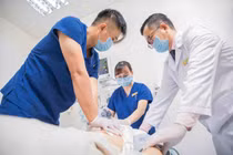 Chuyên gia hồi sức cấp cứu tiết lộ hậu trường những chuyến vận chuyển y tế xuyên biên giới