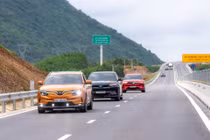 Với ưu đãi mua xe 0 đồng, lãi suất cố định từ VinFast, khách Việt rủ nhau chốt VF 8 trong tháng 4