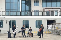 Gần 700 du khách tàu biển quốc tế đến Hạ Long được chào đón bằng âm nhạc