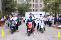 Học sinh Hà Nội trải nghiệm xe máy điện VinFast: “Đi êm, dễ lái, lại bảo vệ môi trường”