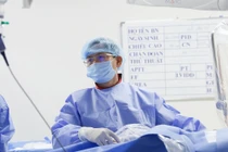 Đang nằm cấp cứu, bác sĩ vẫn rời giường bệnh tới phòng can thiệp cứu bệnh nhân nhồi máu cơ tim