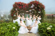 Hàng vạn du khách đổ về check-in bản giao hưởng triệu đoá hồng tại Sun World Fansipan Legend