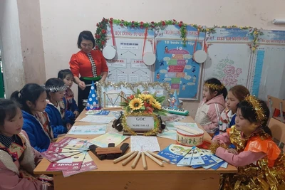 Bữa cơm bán trú tại Trường Phổ thông dân tộc bán trú Tiểu học và Trung học cơ sở Sam Kha. Ảnh: LC.