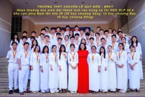 Cô Lữ Thị Trà Giang, Hiệu trưởng Trường Trung học phổ thông Chuyên Lê Qúy Đôn (áo đỏ) - Ảnh NVCC