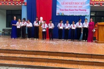 Cô Nguyễn Thị Thu Hoài Trường Trung học cơ sở Bưng Riềng (bìa trái)