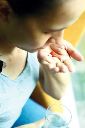 Thuốc uống ngừa thai là một chọn lựa cần cân nhắc, vì chứa nhiều nguy cơ. Ảnh: SGTT