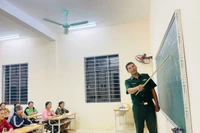 Lớp học xóa mù chữ của thiếu tá biên phòng nơi biên giới