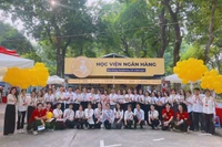 Cán bộ, giảng viên, sinh viên Học viện Ngân hàng tham gia tư vấn tuyển sinh. Ảnh: website nhà trường