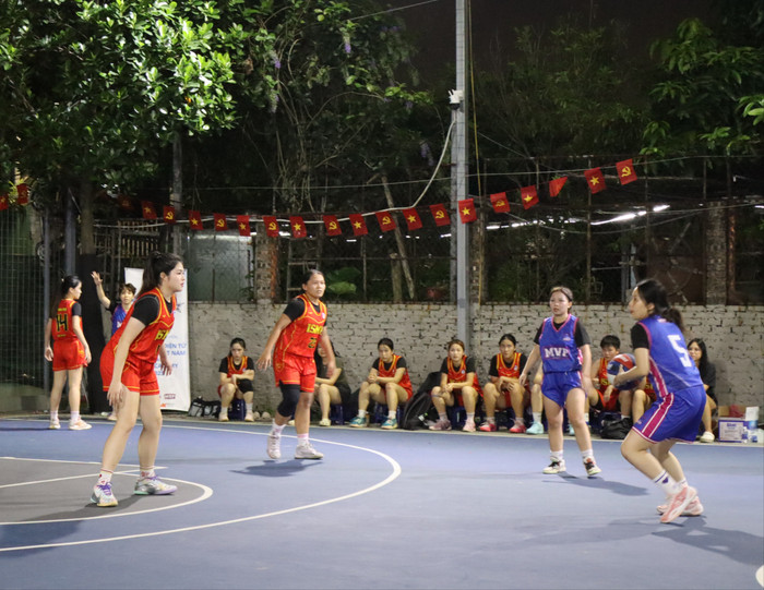 Hai đội thi đấu đầy tự tin với quyết tâm giành chiến thắng. Hai đội thi đấu đầy tự tin với quyết tâm giành chiến thắng.