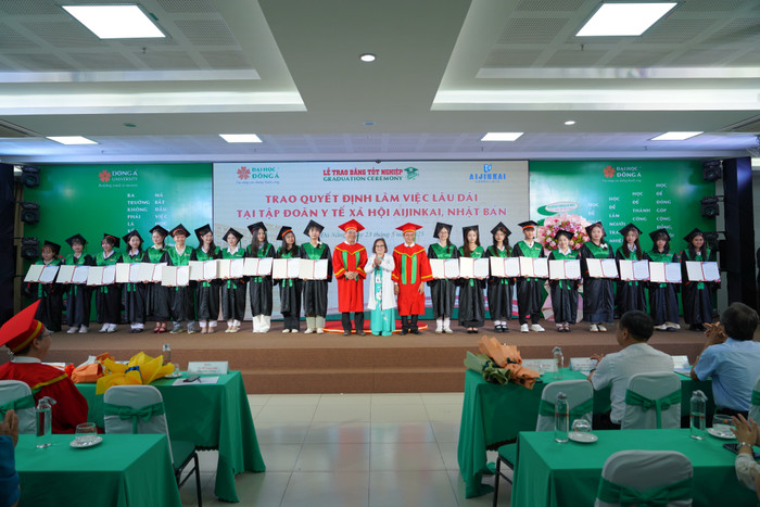 Sinh viên ngành Điều dưỡng của Trường Đại học Đông Á nhận quyết định làm việc tại Tập đoàn Y tế xã hội Aijinkai, Nhật Bản. Ảnh: NTCC. Sinh viên ngành Điều dưỡng của Trường Đại học Đông Á nhận quyết định làm việc tại Tập đoàn Y tế xã hội Aijinkai, Nhật Bản. Ảnh: NTCC.