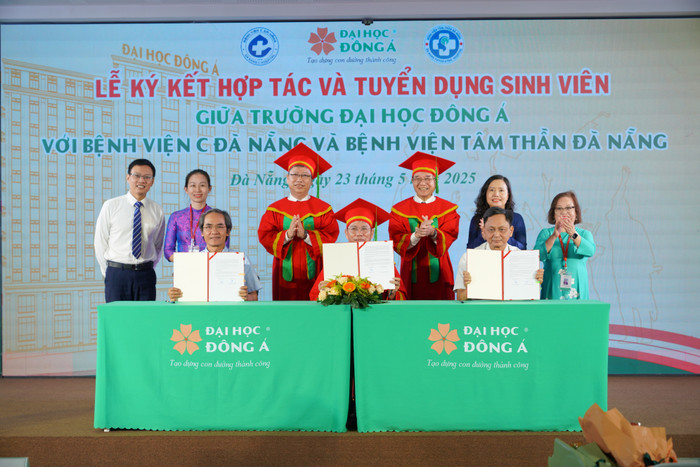 Tiến sĩ, Bác sĩ Nguyễn Tấn Dũng - Phó Giám đốc Bệnh viện C Đà Nẵng (ngoài cùng bên trái), Tiến sĩ Đỗ Trọng Tuấn - Phó Hiệu trưởng thường trực Trường Đại học Đông Á (ở giữa) và Bác sĩ Chuyên khoa II Trần Nguyên Ngọc - Giám đốc Bệnh viện Tâm thần Đà Nẵng (ngoài cùng bên phải), ký kết hợp tác đào tạo và tuyển dụng nhân lực điều dưỡng. Ảnh: NTCC. 7r305074.jpg