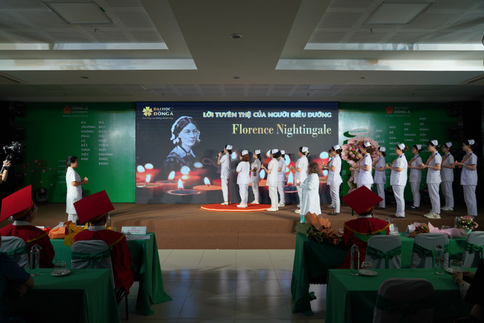 Nghi thức tuyên thệ của sinh viên ngành Điều dưỡng, Trường Đại học Đông Á. Ảnh: NTCC. Nghi thức tuyên thệ của sinh viên ngành Điều dưỡng, Trường Đại học Đông Á. Ảnh: NTCC.