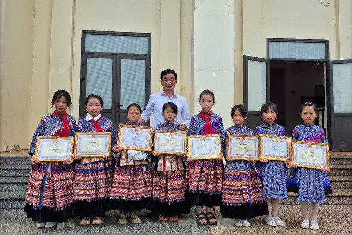 Thầy Nguyễn Xuân Chung - Hiệu trưởng Trường Phổ thông dân tộc bán trú Tiểu học số 1 Sán Chải (Lào Cai). Ảnh: NVCC. z6792078168473-0ee56211de467c757a5b9cd4fb561b78-273.jpg