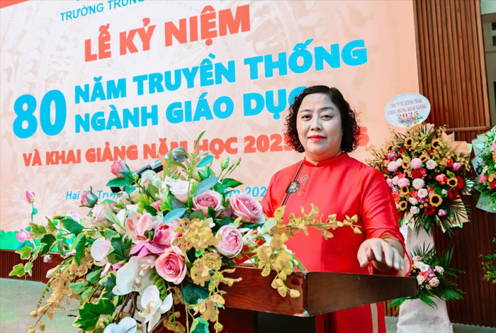 Cô Đinh Kim Thu - Hiệu trưởng Trường Trung học cơ sở Vân Hồ (phường Hai Bà Trưng). Ảnh: NVCC.