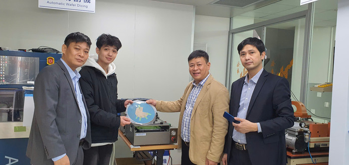 Phó Giáo sư, Tiến sĩ Nguyễn Văn Chí - Trưởng khoa Khoa Điện tử, Trường Đại học Kỹ thuật Công nghiệp (Đại học Thái Nguyên) (ngoài cùng bên phải) trong chuyến công tác tại Đài Loan (Trung Quốc) về đào tạo bán dẫn và vi mạch. Ảnh: NVCC. z6692941293245-247ce032430f53212e42b62f66e493c3.jpg