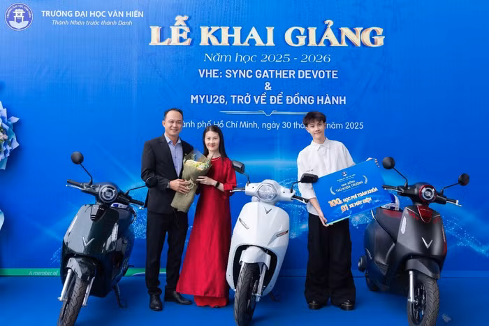 Trường Đại học Văn Hiến trao tặng học bổng tài năng và xe máy điện cho Thủ khoa trường tại Lễ Khai giảng năm học 2025 - 2026.
