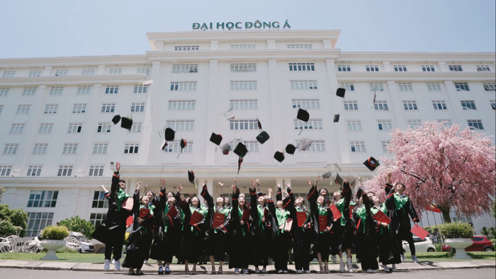 Sinh viên Đại học Đông Á rạng rỡ đón tin vui việc làm trước tốt nghiệp 2025. Ảnh: NTCC. baittts-anhbia-anh-4.png