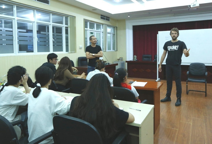 Sinh viên chuyên ngành Biên kịch điện ảnh trong buổi học với chuyên gia nước ngoài. Ảnh: Website trường. 92a9693-1-2959.jpg