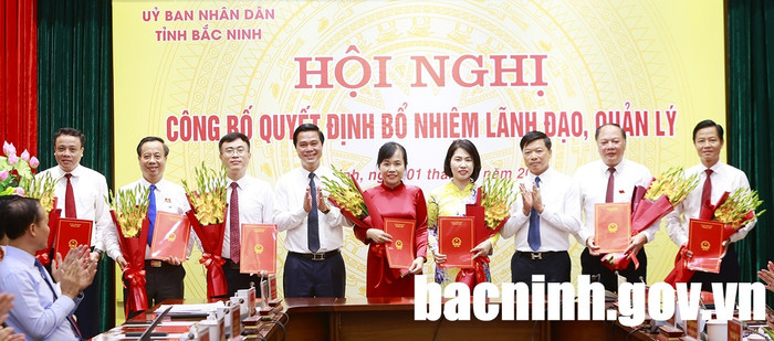 Ông Tạ Việt Hùng - Giám đốc Sở Giáo dục và Đào tạo tỉnh Bắc Ninh (thứ hai từ bên phải sang). Ảnh: Cổng thông tin điện tử tỉnh. trao-qd-2.jpg