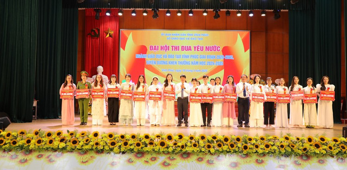 Tặng thưởng sinh viên đỗ thủ khoa tốt nghiệp đại học là cựu học sinh tỉnh Vĩnh Phúc. Ảnh tư liệu: Cổng thông tin điện tử tỉnh Vĩnh Phúc. 1952025tdynnguyenkhachieu03t.jpg
