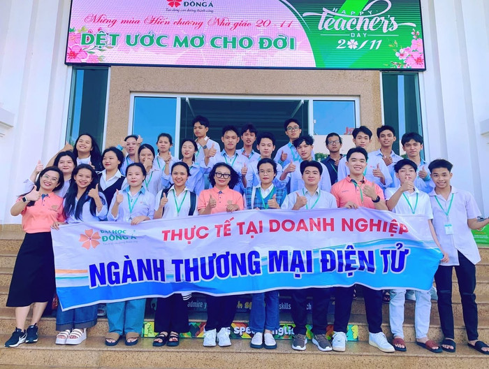 Sinh viên ngành Thương mại điện tử đi thực tế tại doanh nghiệp. Ảnh: NTCC. ly-do-chon-nganh-thuong-mai-dien-tu-uda-2.jpg