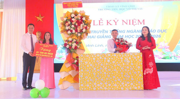 Tiến sĩ Lê Thị Hương (ngoài cùng bên phải) trong Lễ kỷ niệm 80 năm truyền thống ngành Giáo dục và khai giảng năm học 2025-2026. Ảnh: NVCC. z6989925046824-68ad137a58690763de897da7963eccab.jpg