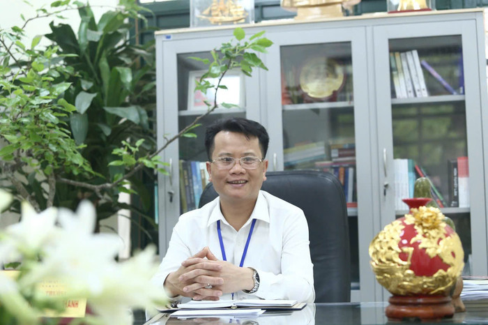 Thầy Nguyễn Hữu Thanh - Hiệu trưởng Trường Trung học phổ thông Thuận Thành số 1 (phường Thuận Thành, tỉnh Bắc Ninh). Ảnh: NVCC. z7071955759673-3b87d6ecd64925d57bdfd709ed57fd0c.jpg