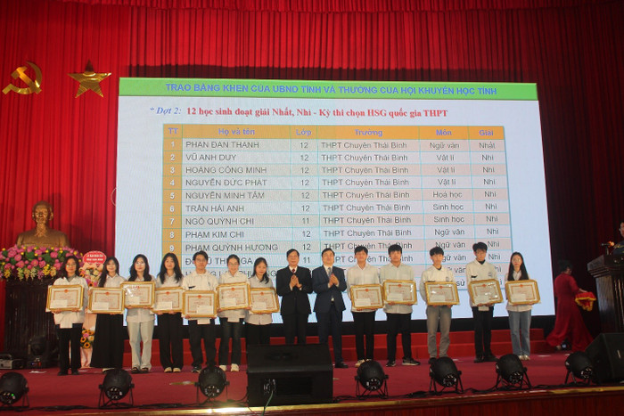 Trao bằng khen của Ủy ban nhân dân tỉnh, học bổng của Hội Khuyến học tỉnh cho các em học sinh giỏi. Ảnh: Sở Giáo dục và Đào tạo Thái Bình. 2025-03-18-09-29-384.jpg