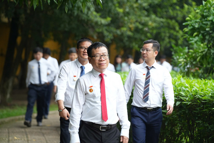 Phó Giáo sư, Tiến sĩ Nguyễn Hoài Nam (cà vạt đỏ) - Trưởng khoa Khoa Sư phạm Kỹ thuật, Trường Đại học Sư phạm Hà Nội. Ảnh: NVCC. z6604549429915-75a2e6d158293890a3d6d1133fdfbd14.jpg