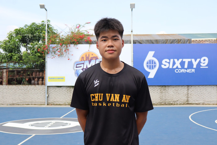 Em Nguyễn Song Lâm đến từ đội bóng rổ Trường Trung học phổ thông Chuyên Chu Văn An. Em Nguyễn Song Lâm đến từ đội bóng rổ Trường Trung học phổ thông Chuyên Chu Văn An.