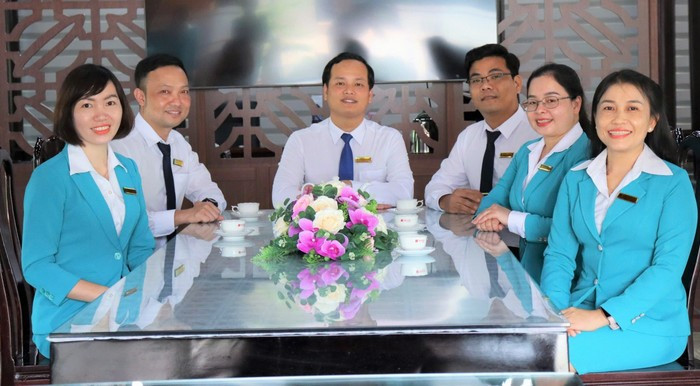 Thầy Phạm Ngọc Nam - Hiệu trưởng Trường Trung - Tiểu học Pétrus Ký (Bình Dương) (thứ ba từ trái sang). Ảnh: NVCC. z5836137051904-812c97c29447738872b1edc56cd5032b-8645.jpg