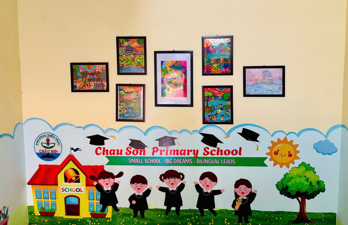 Không gian trường học được bổ sung thêm các bảng chỉ dẫn bằng tiếng Anh. Ảnh: NTCC. z6618703585743-ca59a0b5b0d48ca006fa40da026182d2.jpg