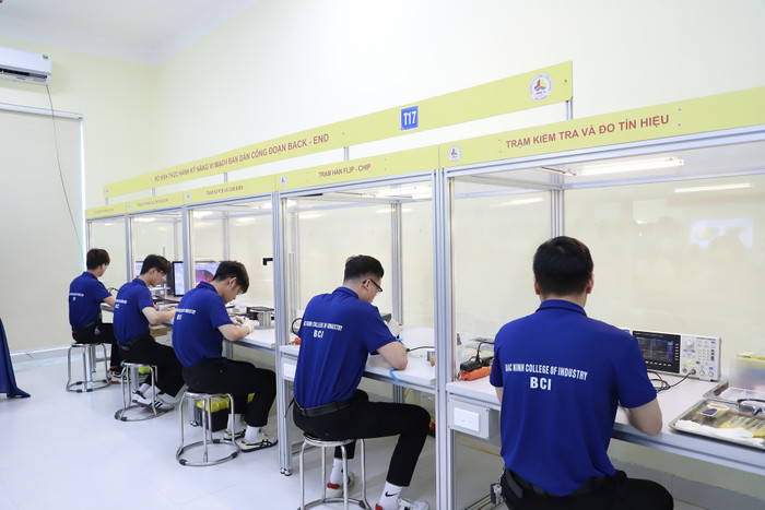 Hệ thống đào tạo kỹ năng thực hành Vi mạch bán dẫn với 5 công đoạn trong quy trình back-end tại Trường Cao đẳng Công nghiệp Bắc Ninh. Ảnh Website nhà trường. 498645165-1265067645622617-4498996155680521312-n.jpg