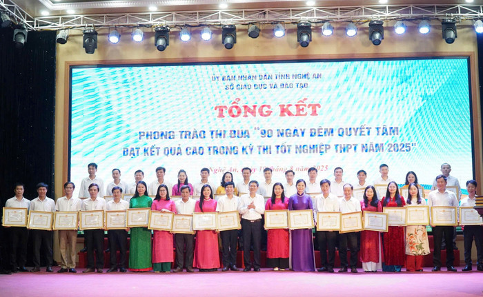 Lãnh đạo Sở Giáo dục và Đào tạo tỉnh Nghệ An trao Giấy khen cho 35 tập thể đã có thành tích xuất sắc trong phong trào thi đua “90 ngày đêm quyết tâm đạt kết quả cao trong Kỳ thi tốt nghiệp trung học phổ thông năm 2025”. Ảnh: nghean.gov.vn. 1-tap-the.jpg