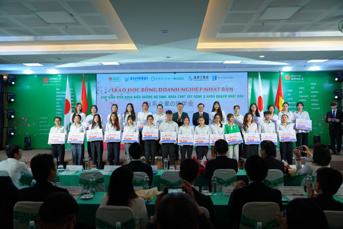 Sinh viên Trường Đại học Đông Á nhận học bổng từ các doanh nghiệp Nhật Bản. Ảnh: NTCC. 7r304148-trao-hoc-bong-dn-nhat.jpg