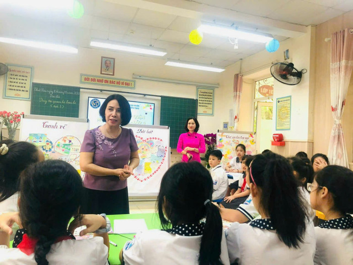 Phó Giáo sư, Tiến sĩ Nguyễn Thị Toan trong một giờ dạy môn Đạo đức cho học sinh tiểu học. Ảnh: NVCC. z6746172608894-f26ea6dbe4b6e6dc85fbdc90a8b2d61d.jpg