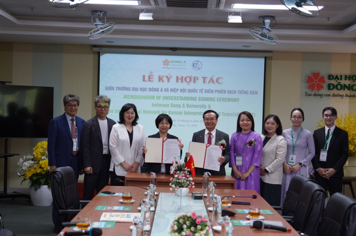 Đại diện Trường Đại học Đông Á và đại diện Hiệp hội Quốc tế Biên phiên dịch Tiếng Hàn ký kết hợp tác. Ảnh: NTCC. ky-ket-hh-qt-bien-phien-dich-dsc03230.jpg